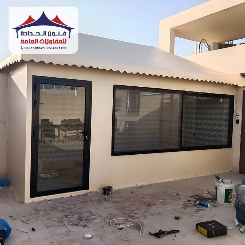 بيوت شعر ملكية بواجهة زجاجية